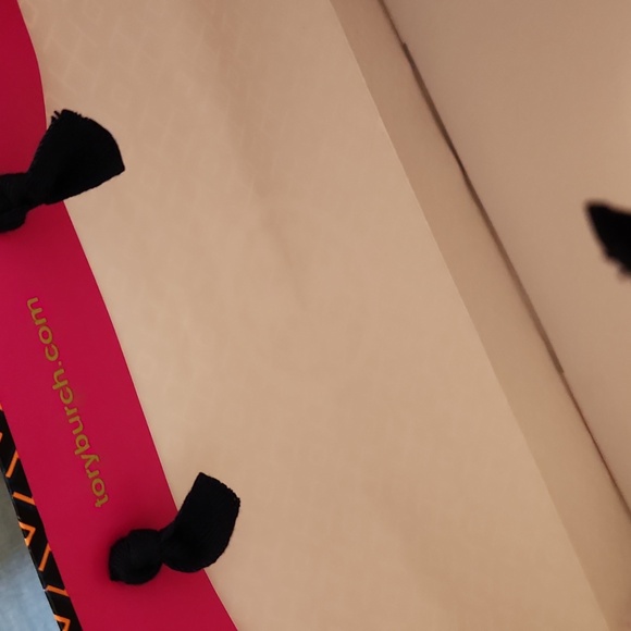 Tory Burch bundle of 2 gift bags and 1 piece tissue paper - Picture 5 of 11